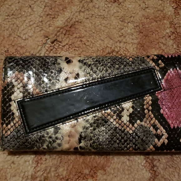 Beijo Clutch Wallet - Picture 2 of 6
